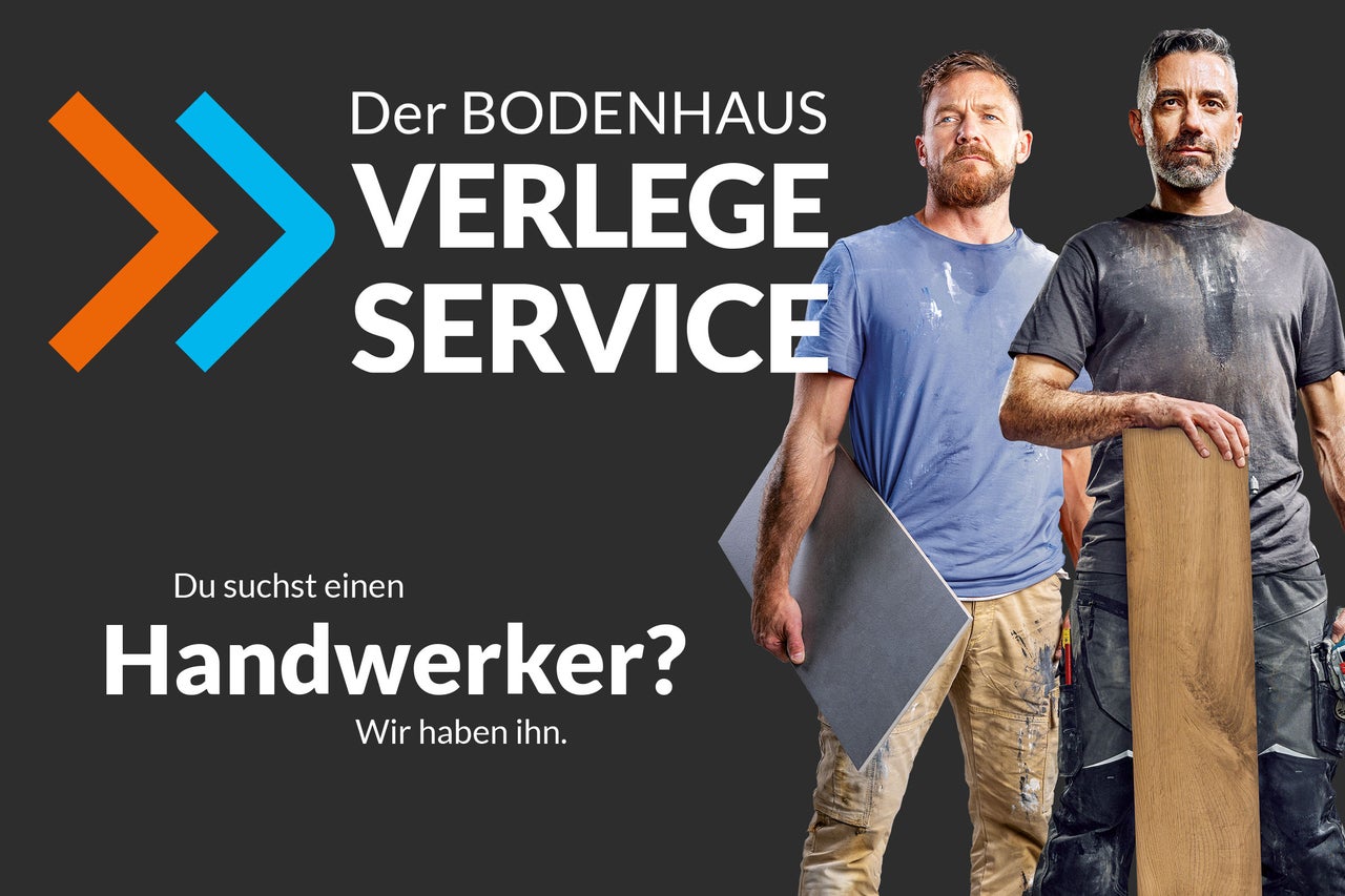 Zwei Handwerker halten eine Fliese und eine Holzdiele neben dem Bodenhaus Logo für den Verlegeservice.