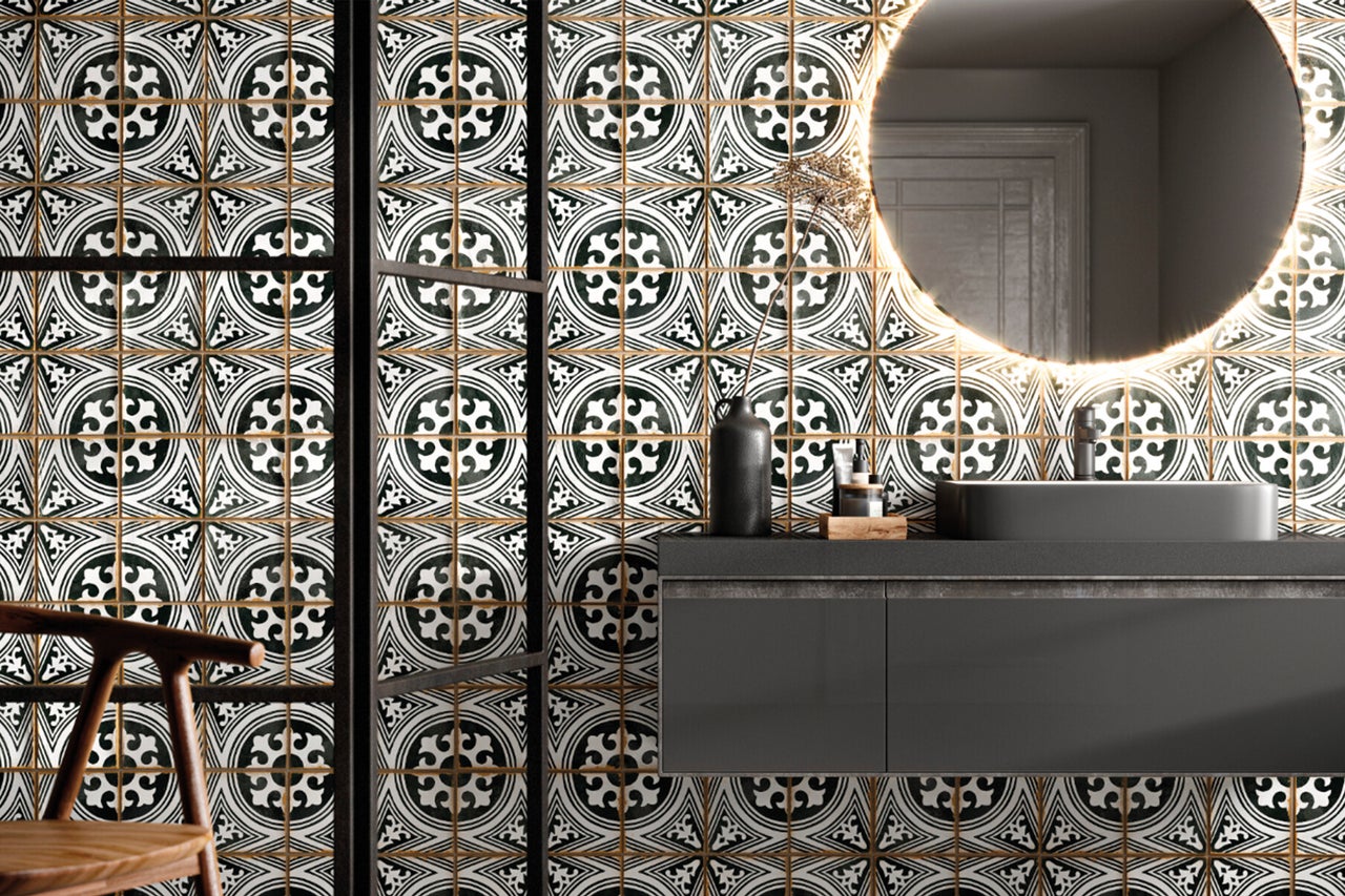 Modernes Badezimmer mit gemusterten Fliesen und runden Spiegeln