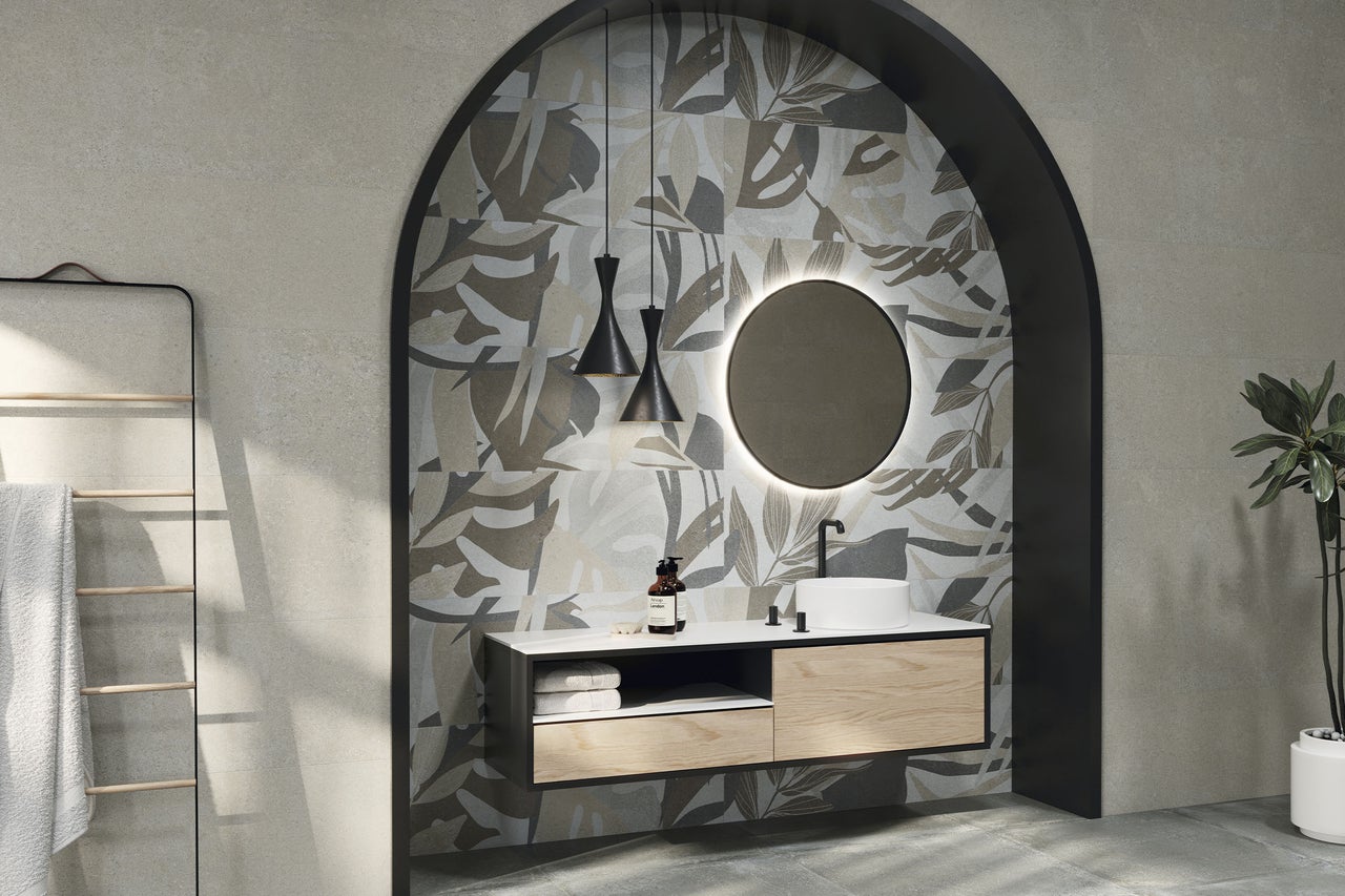 Modernes helles Badezimmer mit einer Rundbogennische mit floral gemusterten Fliesen hängendem Waschtisch aus Holz und einem hinterleuchteten Spiegel.