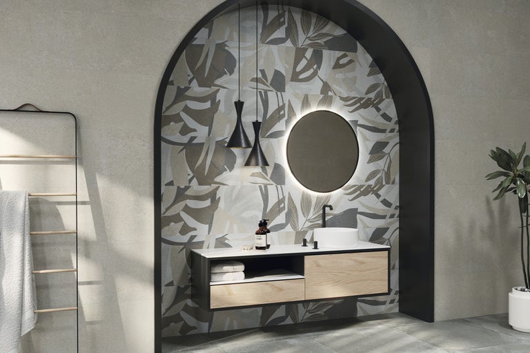 Modernes helles Badezimmer mit einer Rundbogennische mit floral gemusterten Fliesen hängendem Waschtisch aus Holz und einem hinterleuchteten Spiegel.
