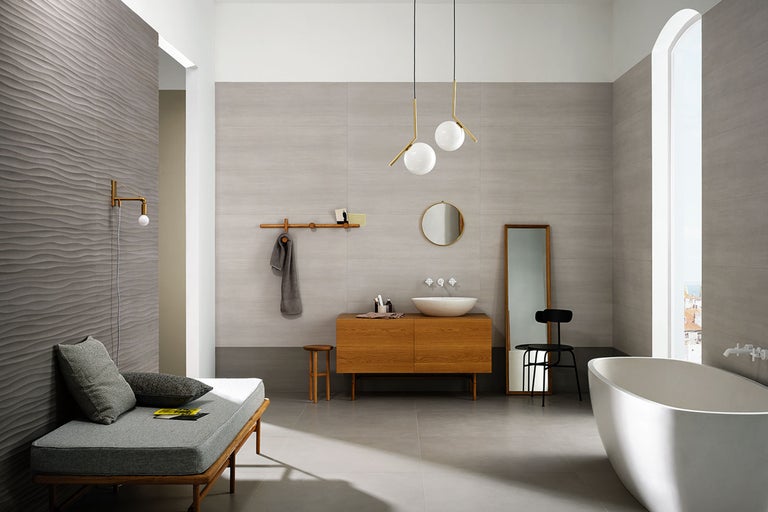 Modernes Badezimmer mit grauen Wandfliesen in Holzoptik, 3D-Fliesen und freistehender Badewanne
