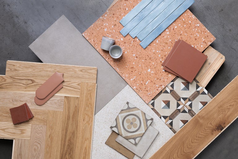 Collage verschiedener Bodenbeläge wie Fliesen und Parkett für Innenräume