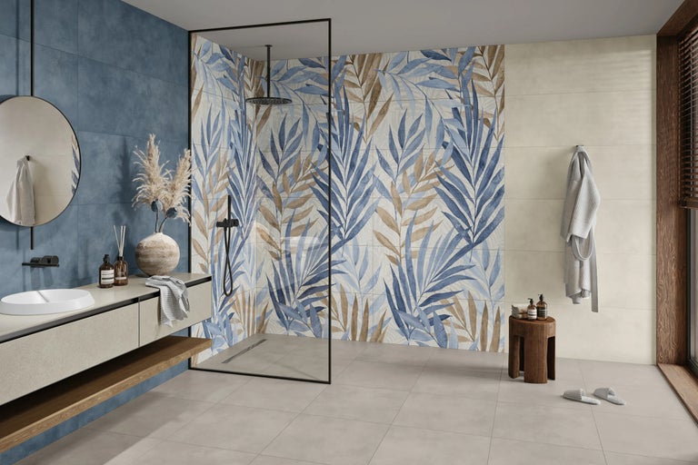 Helles Badezimmer mit Dusche, Waschtisch und floralen Fliesen