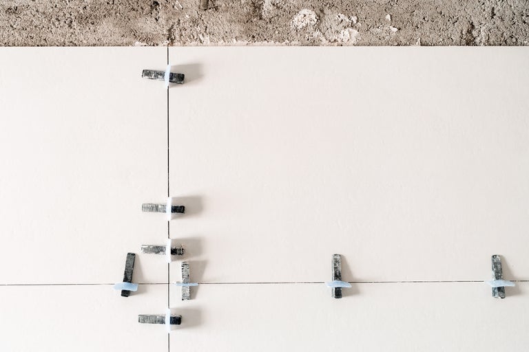 Fliesenverlegung mit Nivelliersystem an einer Wand