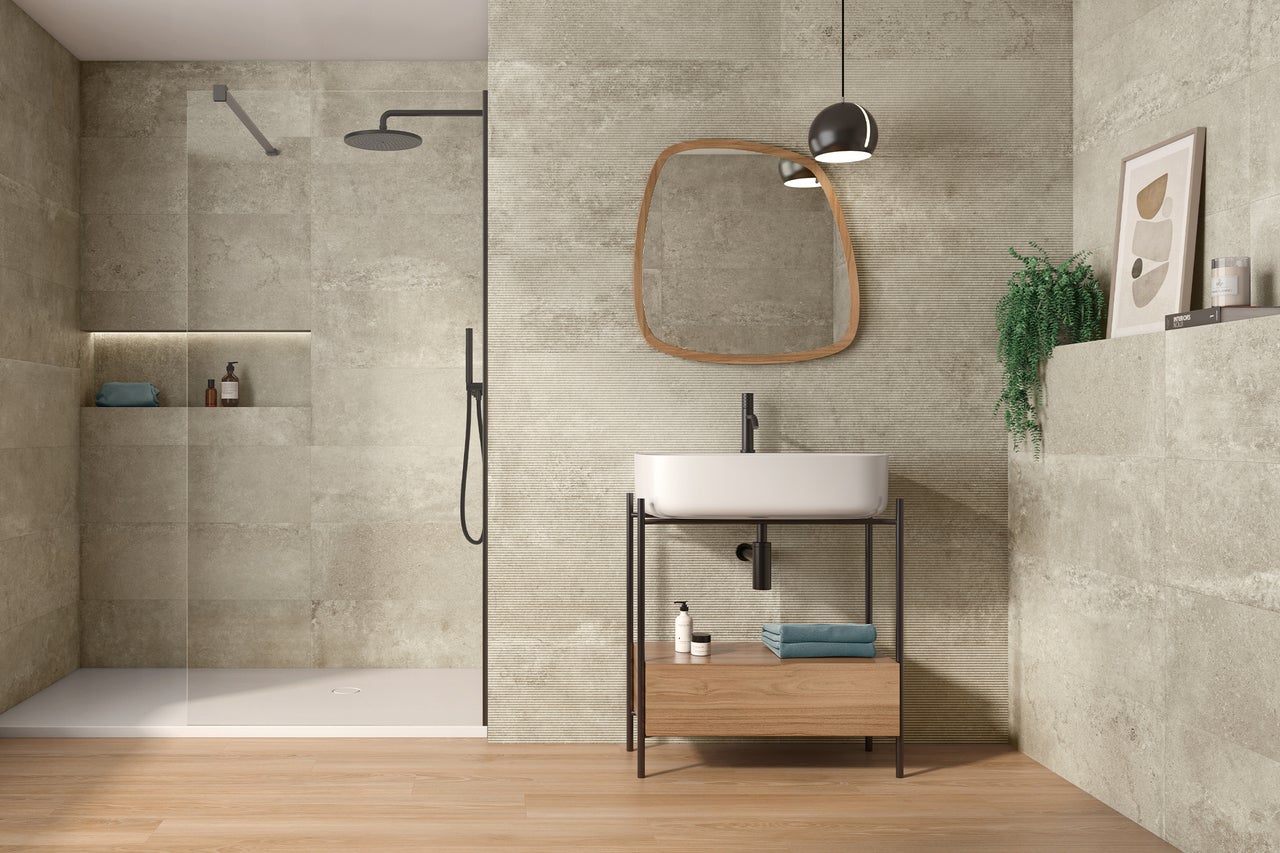 Modernes Badezimmer mit Dusche, Waschtisch und Holzfußboden.