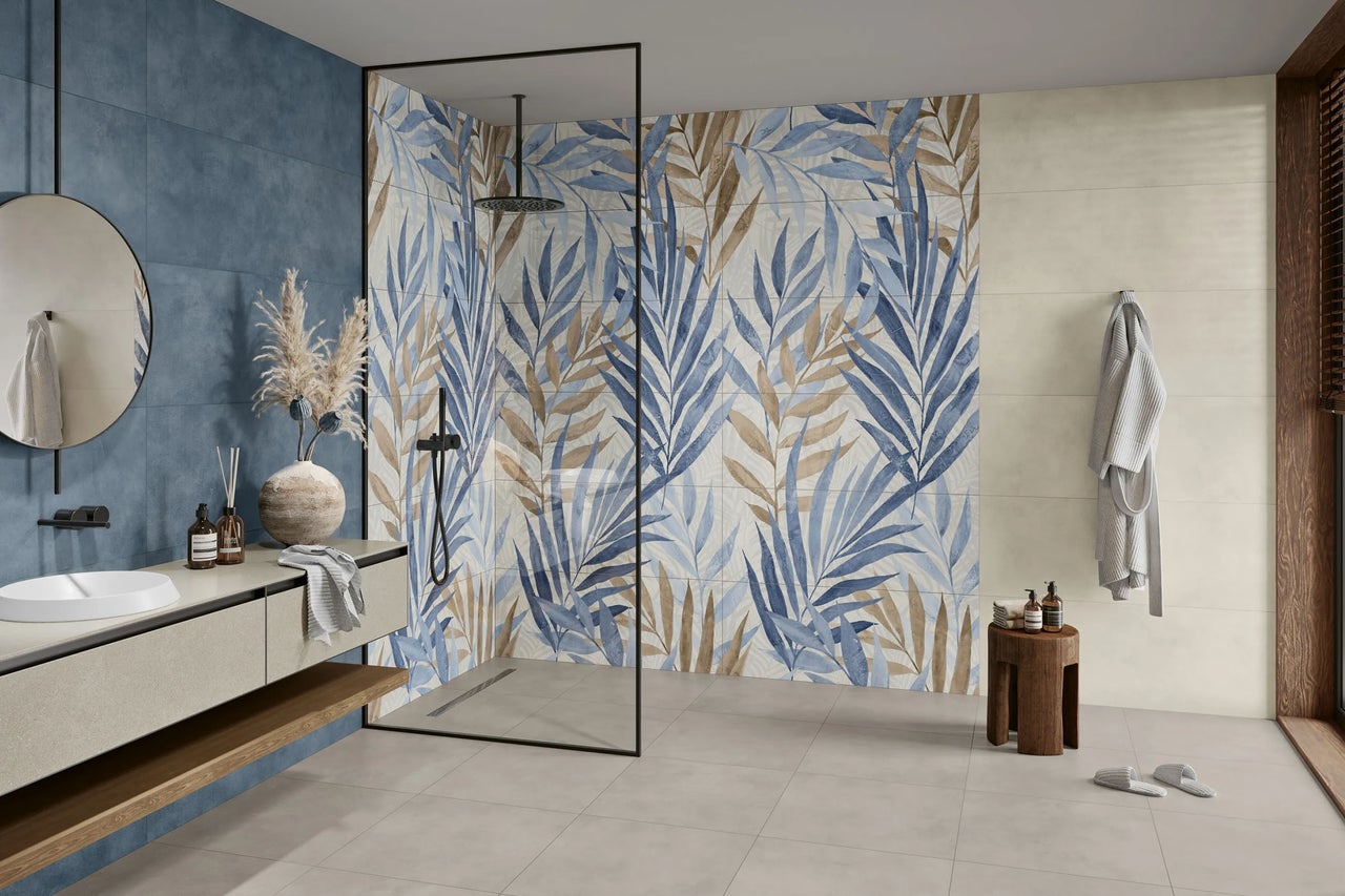 Modernes Badezimmer mit Wandfliesen in Blattoptik, einer begehbaren Dusche mit Glaswand und einem schwebenden Waschtisch.