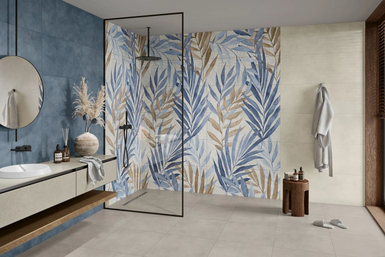 Modernes Badezimmer mit Wandfliesen in Blattoptik, einer begehbaren Dusche mit Glaswand und einem schwebenden Waschtisch.