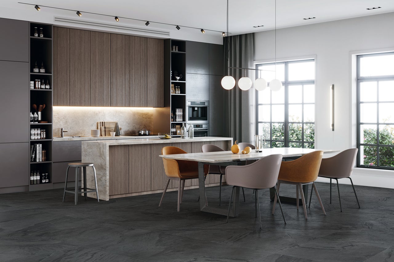 Moderne Küche mit Kücheninsel, Esstisch und Stühlen in einem hellen und geräumigen Raum.