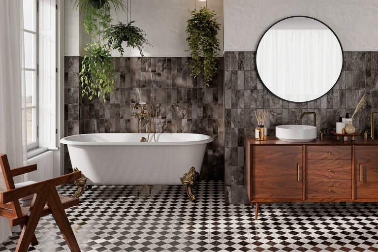 Badezimmer mit Badewanne, Waschtisch, Spiegel, Fliesen und Pflanzen für eine helle und einladende Atmosphäre.