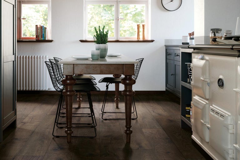 Helle Küche mit Esstisch, Stühlen, Küchenschränken und Holzboden