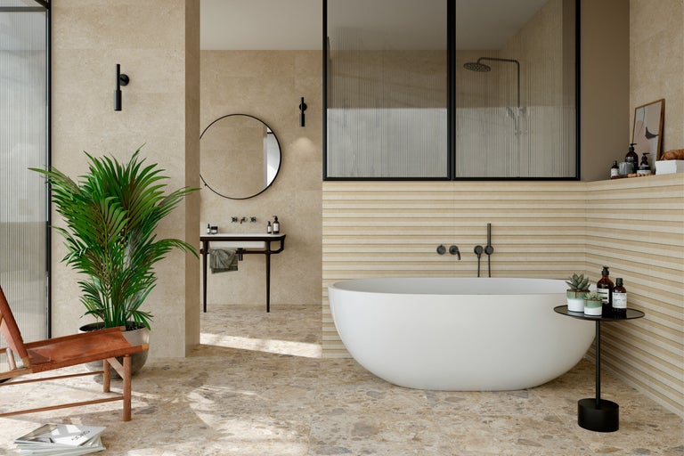 Modernes Badezimmer mit freistehender Badewanne, gerillten Wandfliesen, Waschtisch mit rundem Spiegel und begehbarer Dusche mit Glaswänden.