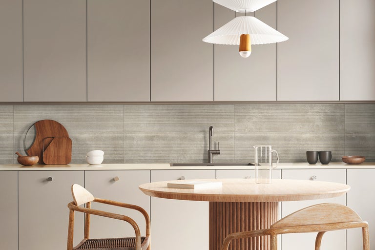 Helle Küche mit Esstisch und Stühlen, kombiniert mit Küchenschränken und Wandfliesen