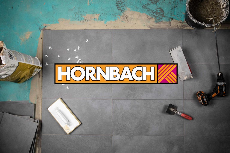 Fliesenarbeiten mit Werkzeugen, Fliesenkleber und dem Hornbach Logo