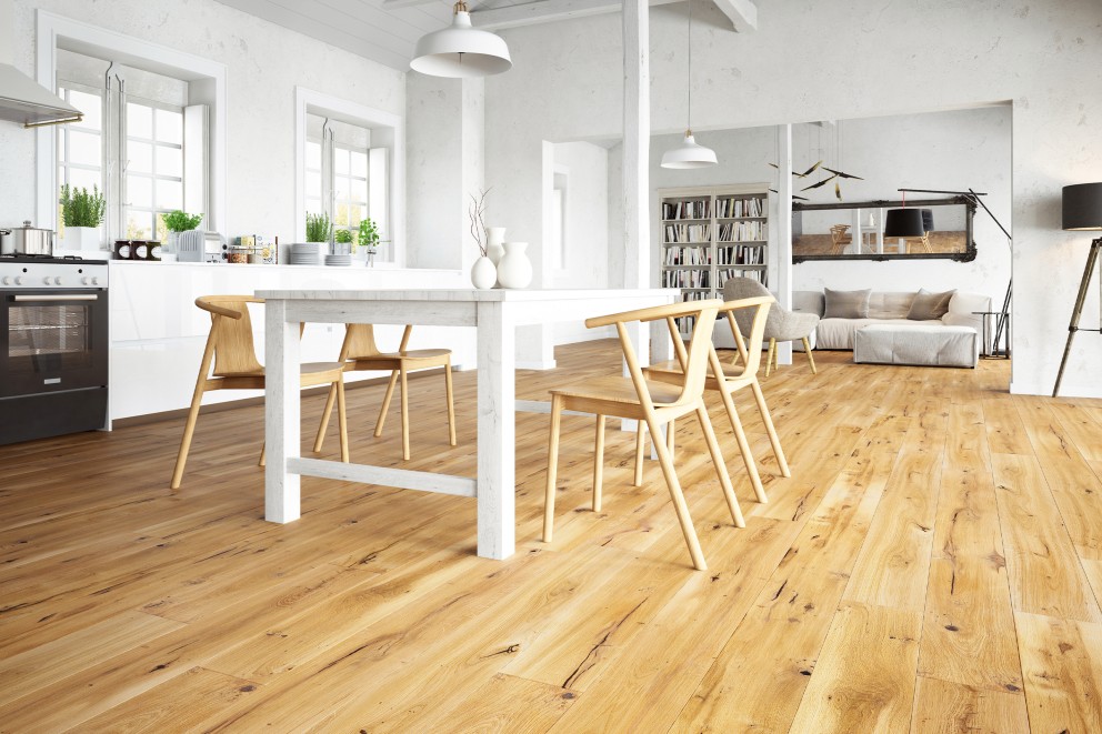 Heller Wohnraum mit Holzboden, Esstisch und Stühlen