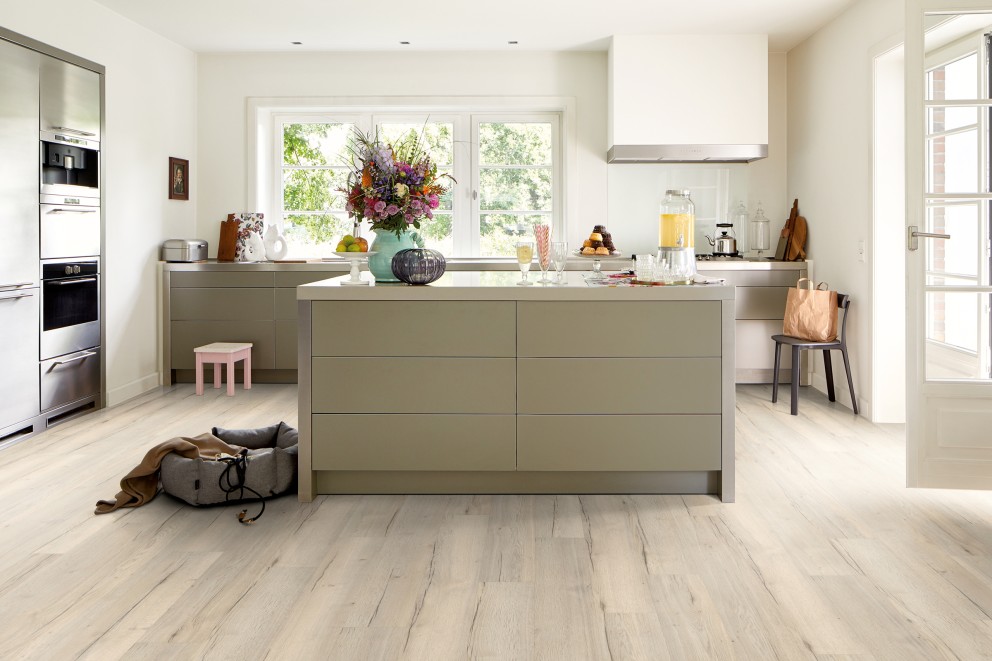 Helle Küche mit Kücheninsel, Küchengeräten und Holzboden